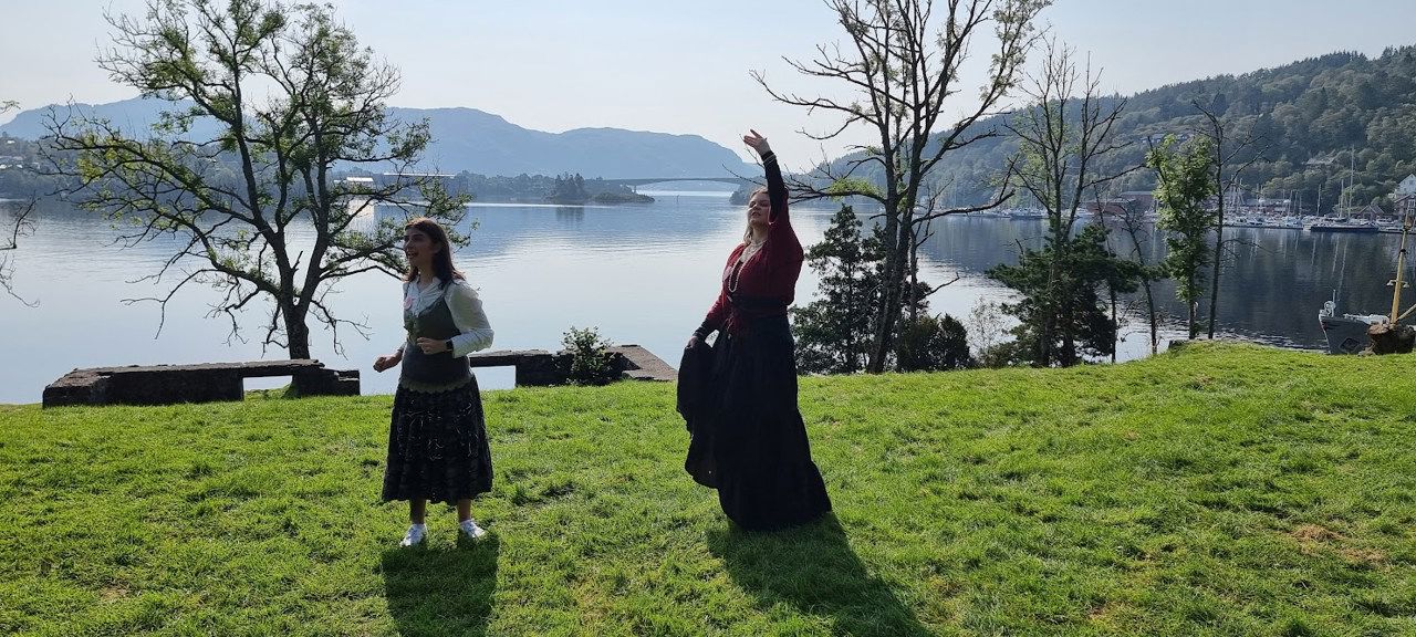 Foto av elevar som spelar skodespel