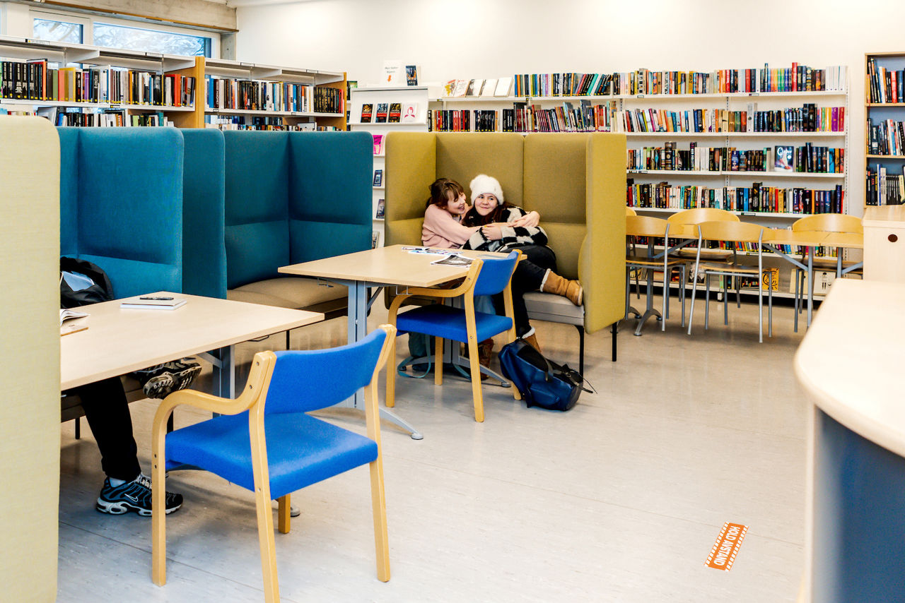 Bilde frå bibliotek, sittegrupper