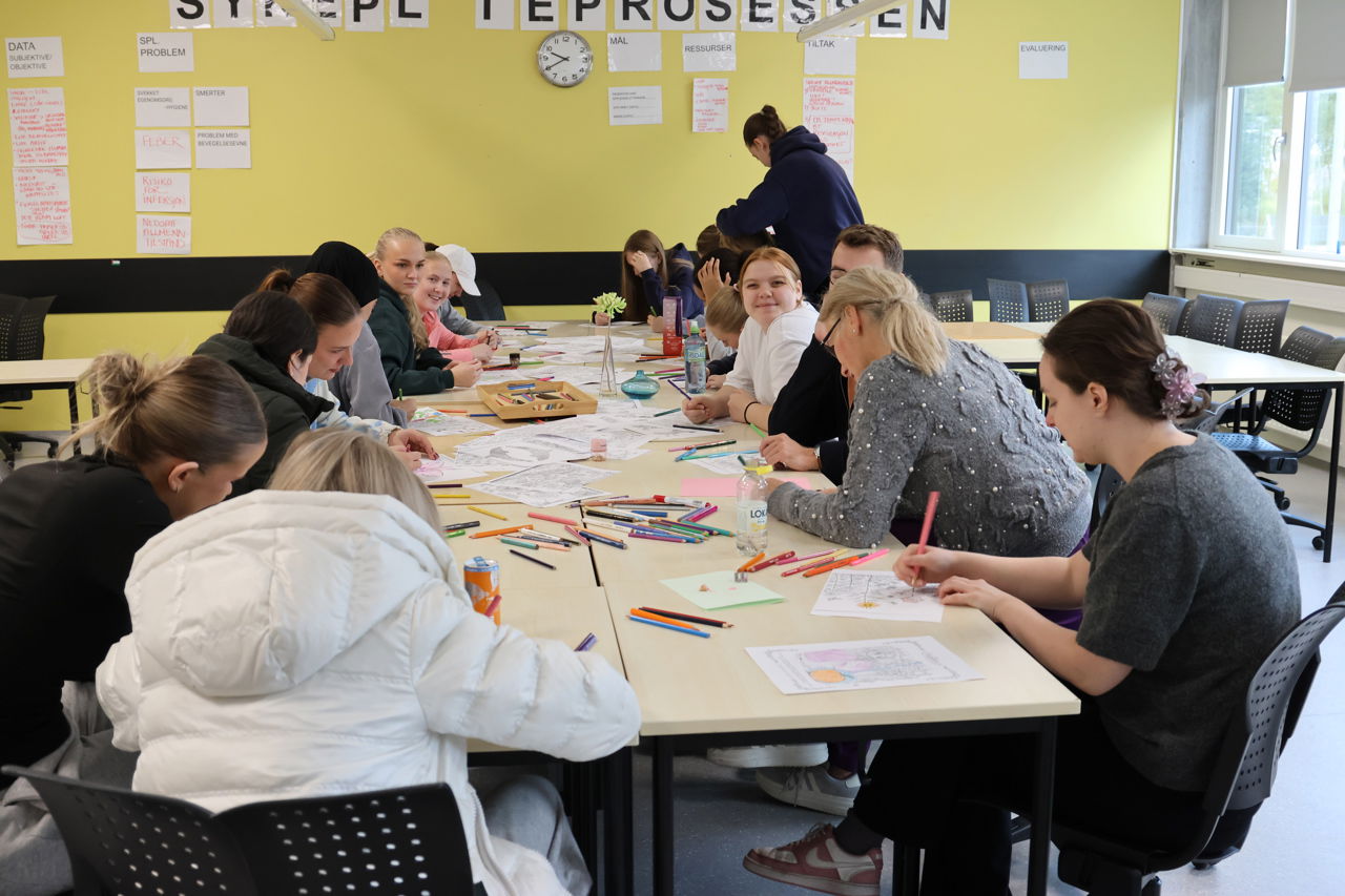 Foto av elever fargelegger