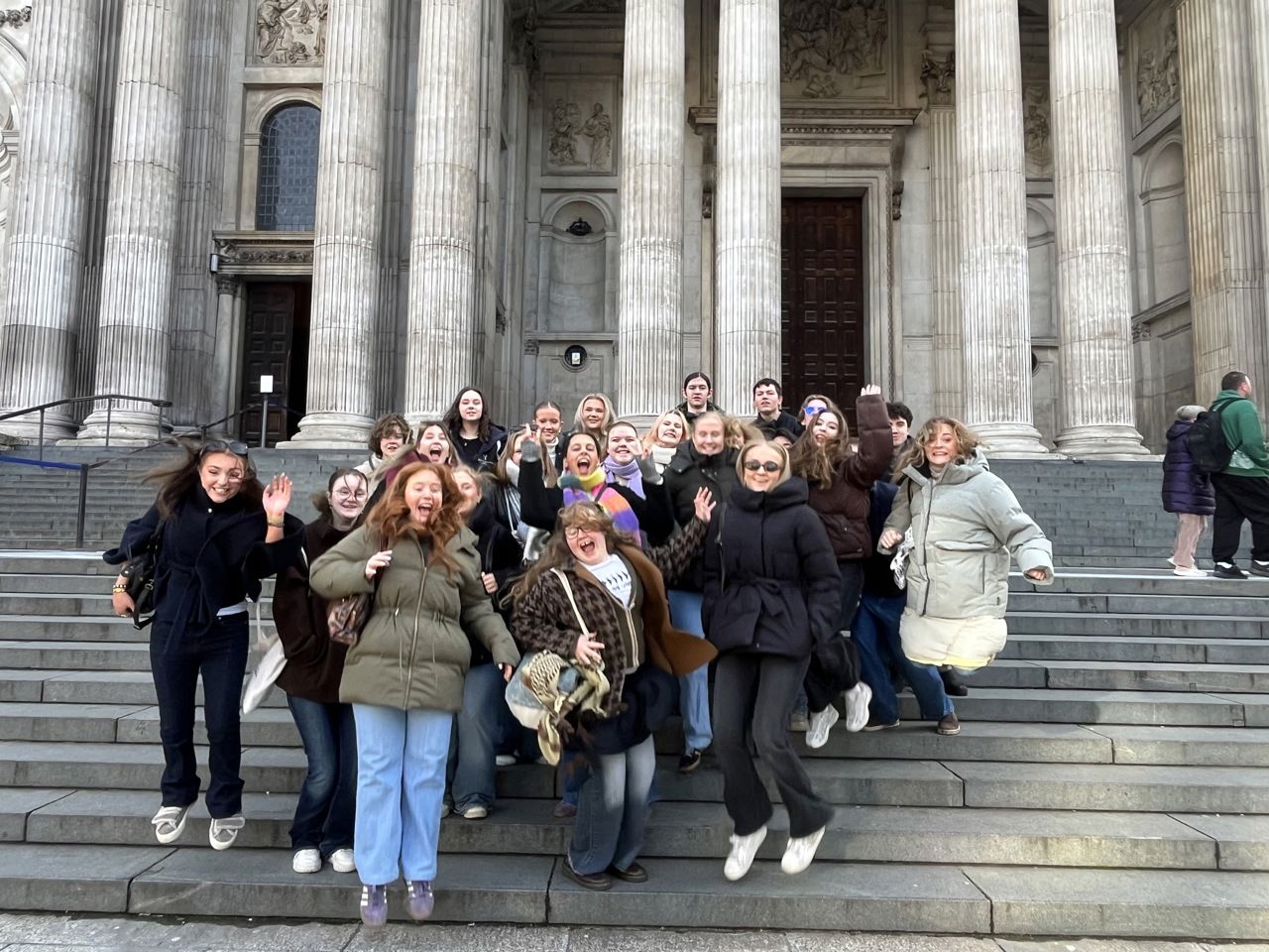 Foto av elever på trapp i London