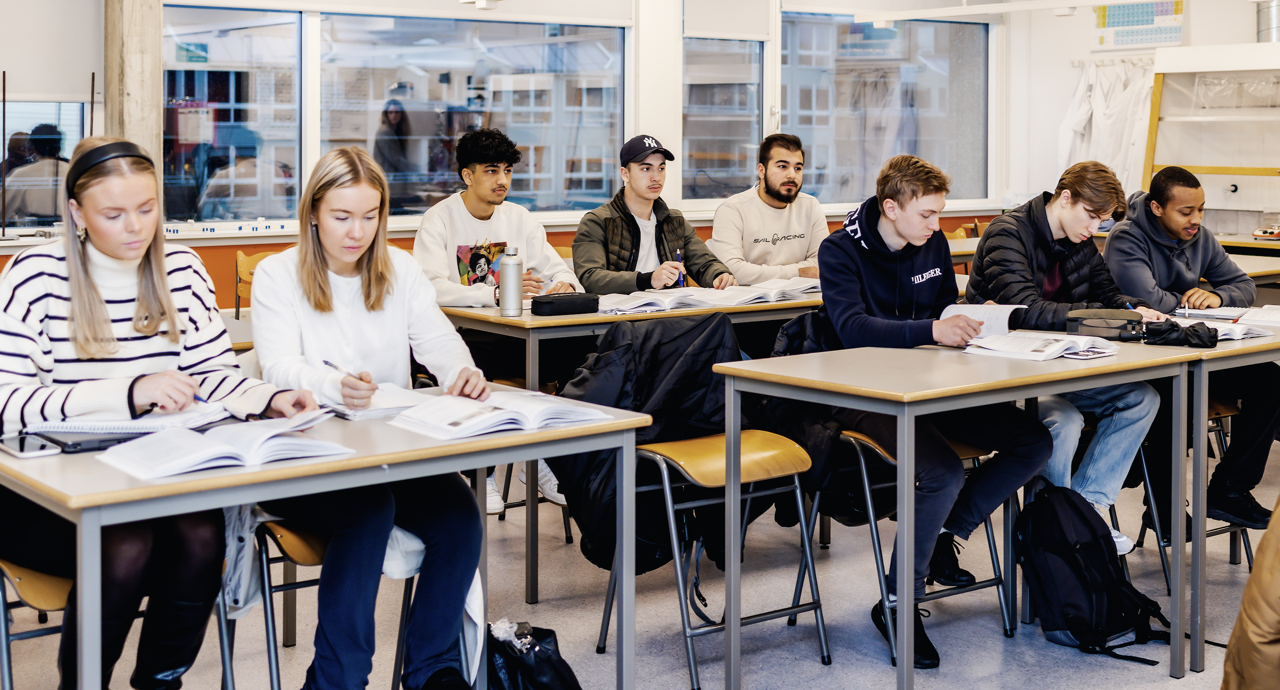 Bilde av elevar i arbeid