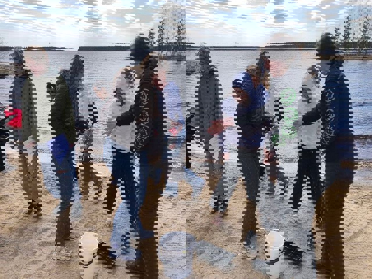 Bilde av elevar på strand
