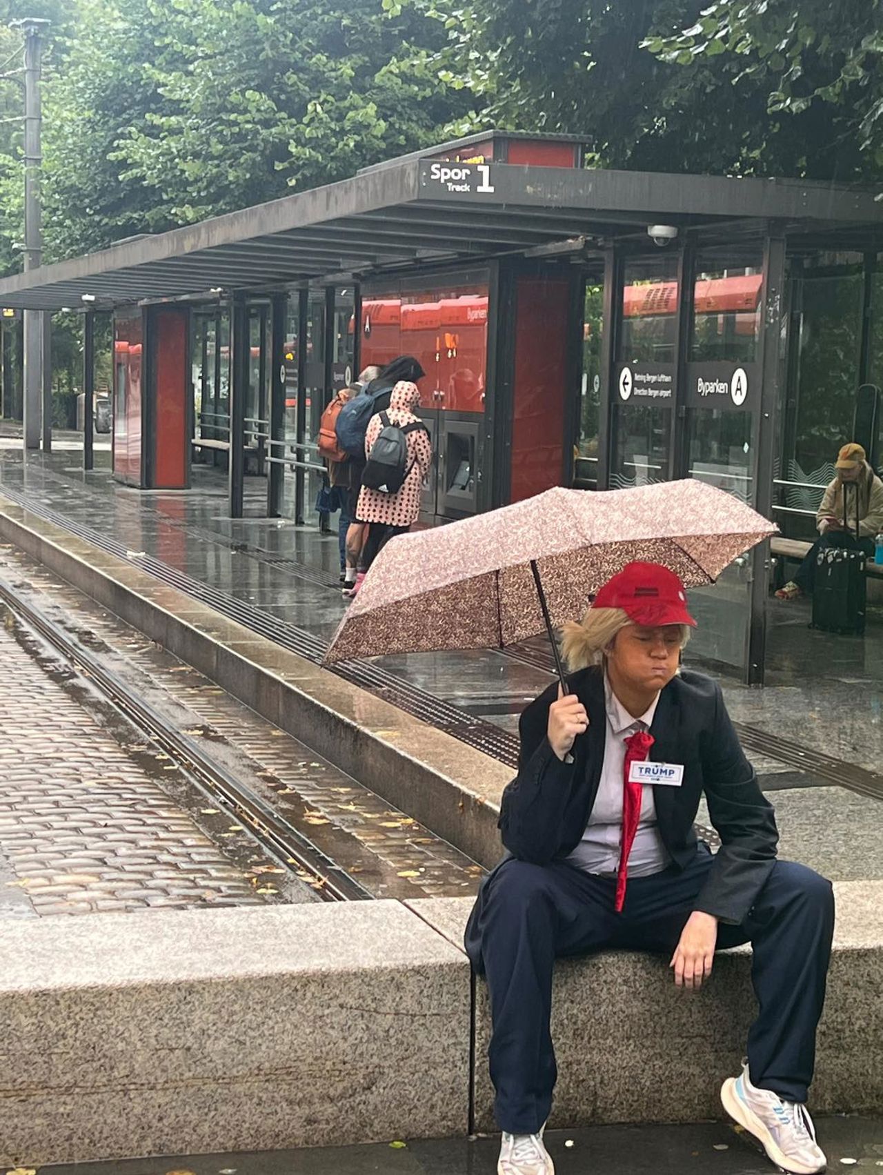 Foto av elev utkledd som Trump på bybanestopp