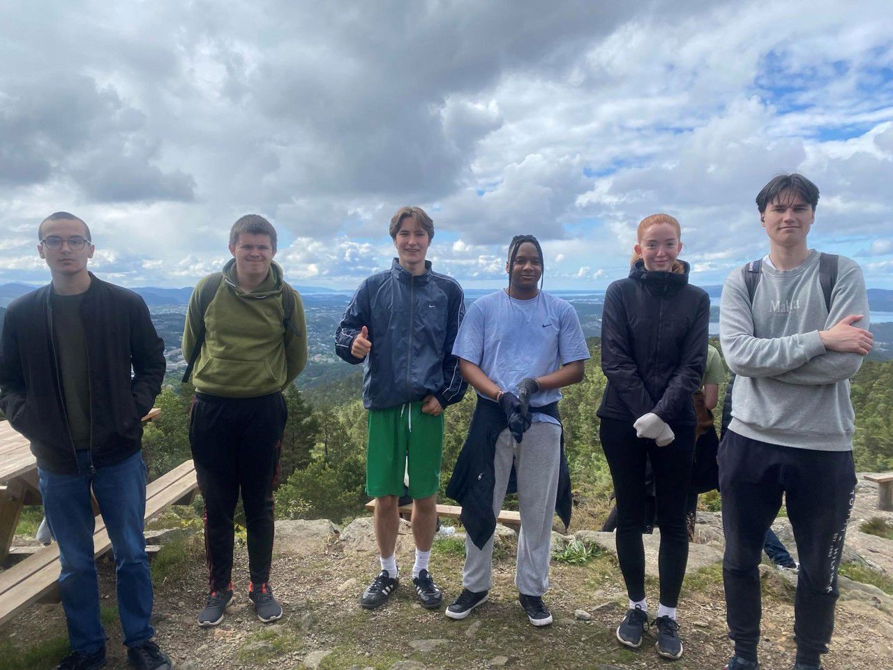 Foto av elever på fjelltopp