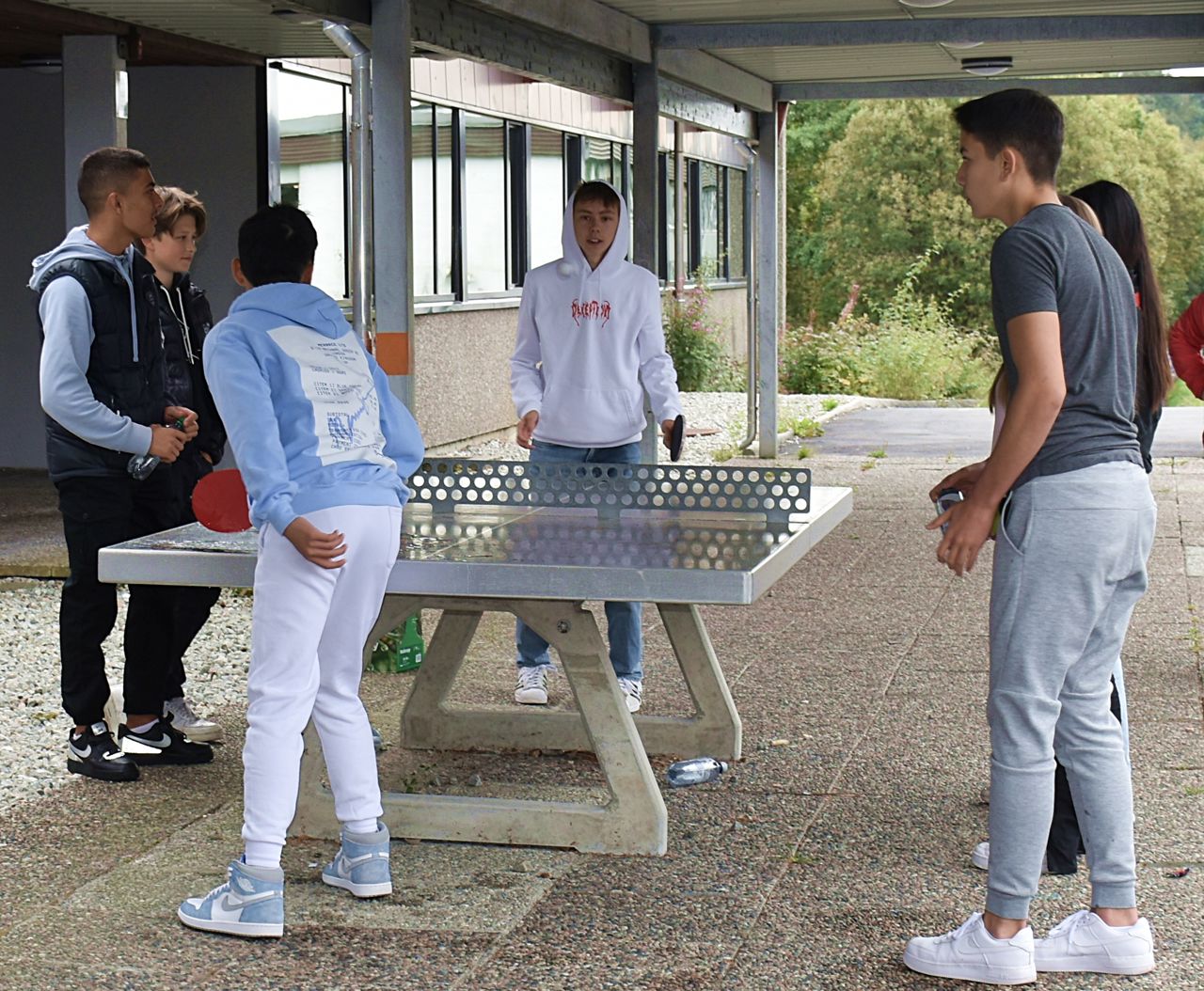 Bilde av elevar som spelar bordtennis