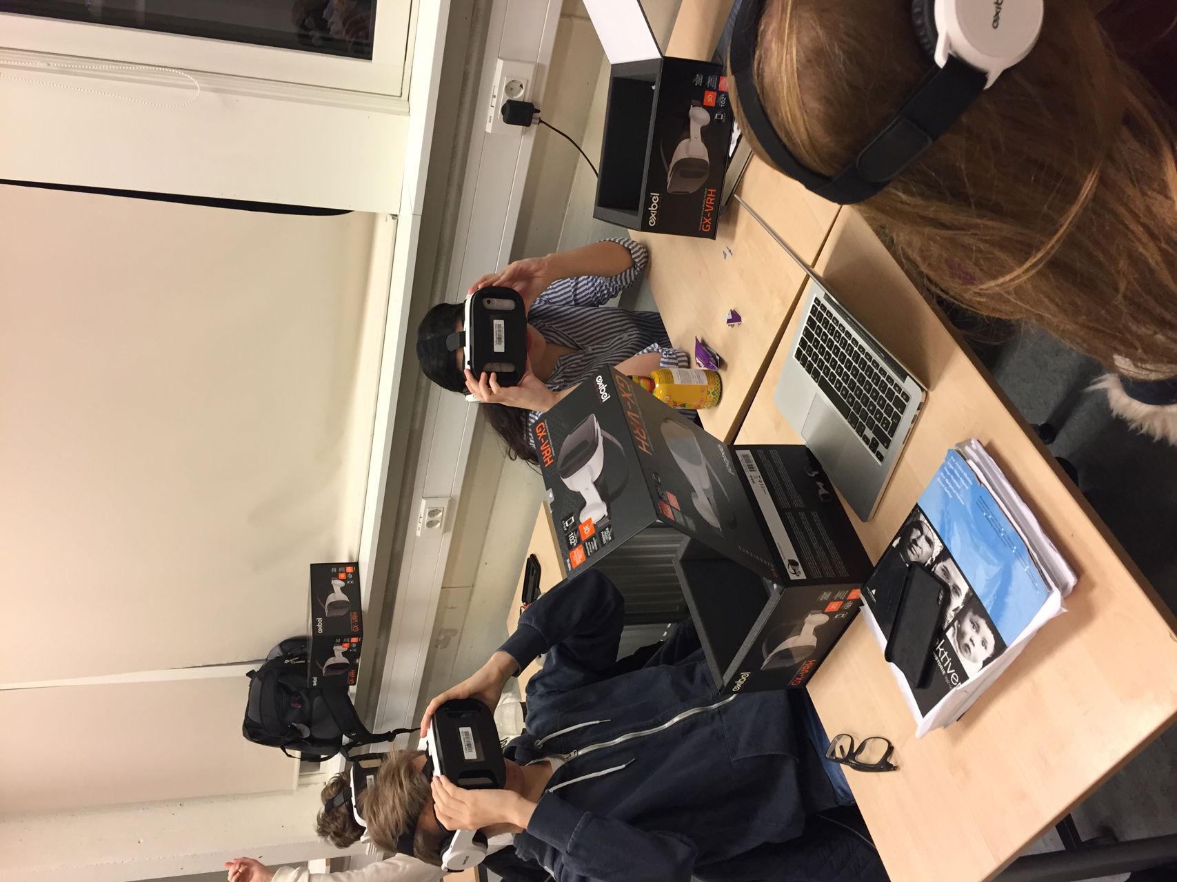 Bilde av elevar med VR-briller
