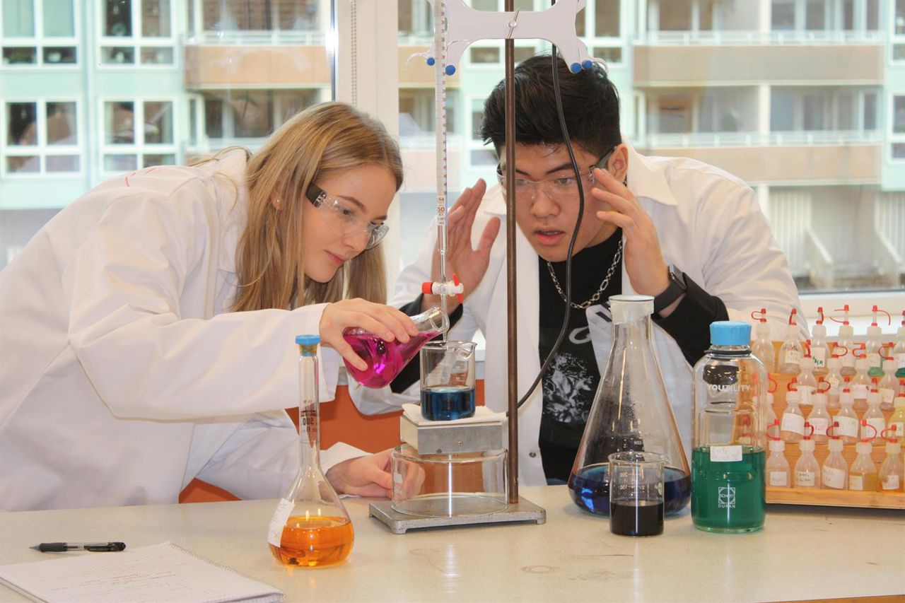 Bilde av elevar som har kjemi