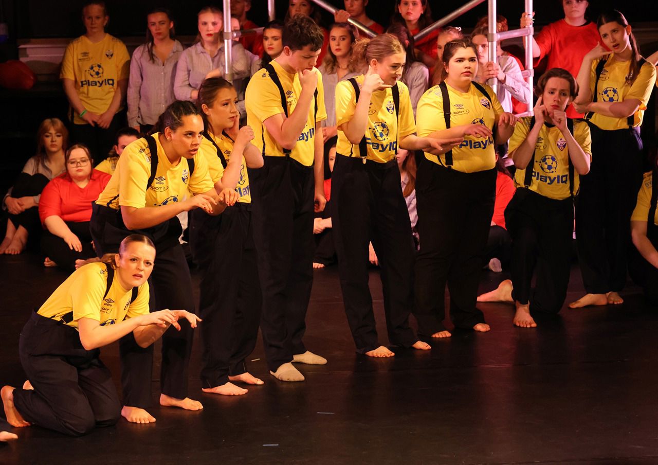 Foto av elever på scenen