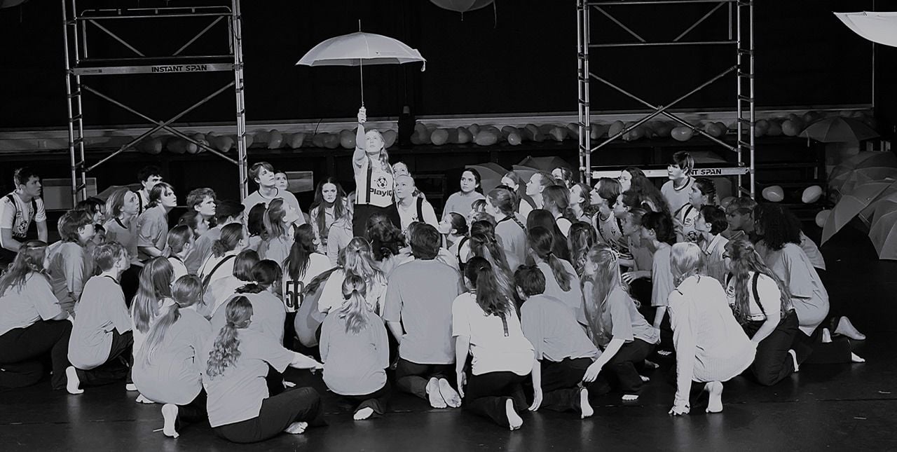 Foto av elever på scenen