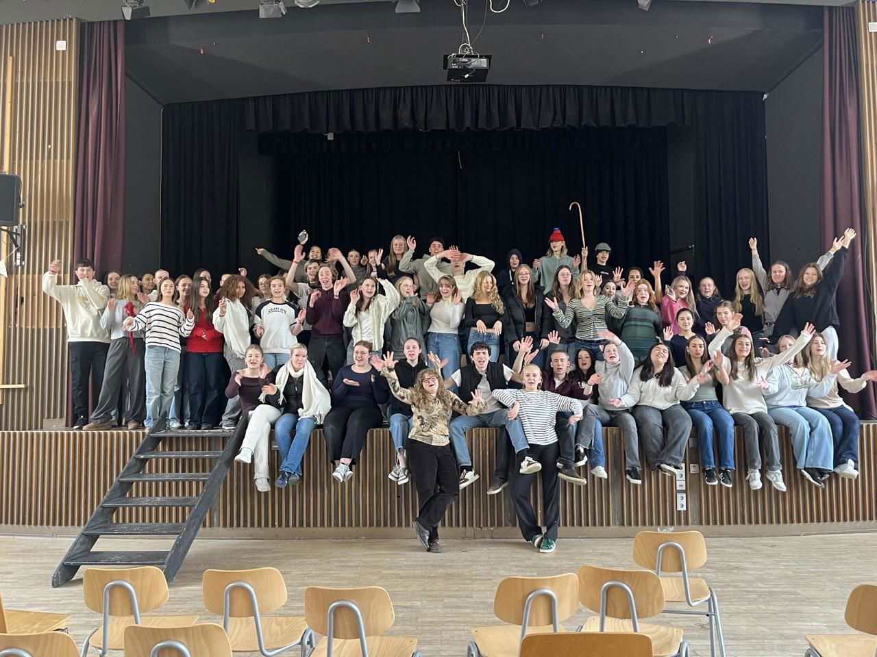 Elever på scenen i teatersalen på Heinz Berggruen Gymnasium