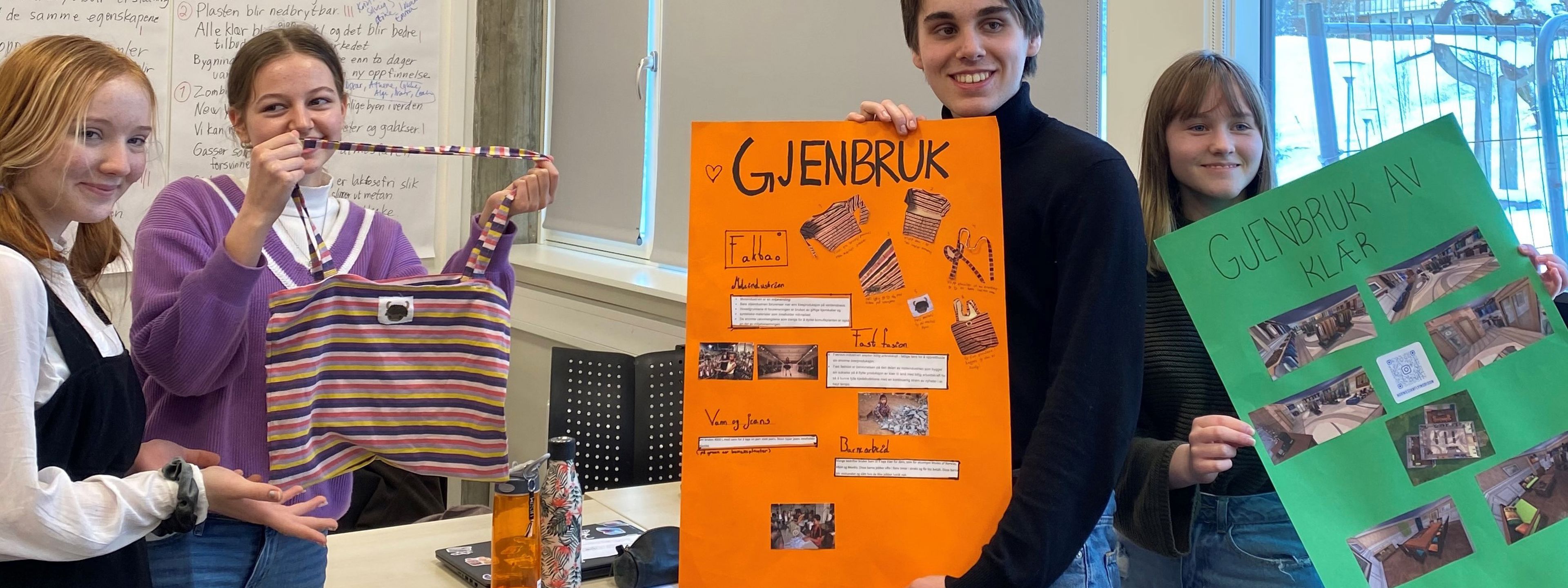 Bilde av elever med plakater